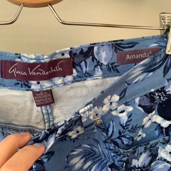 174.) CLEAR OUT Gloria Vanderbilt / Blue Floral  / Denim / Capris - Picture 6 of 8